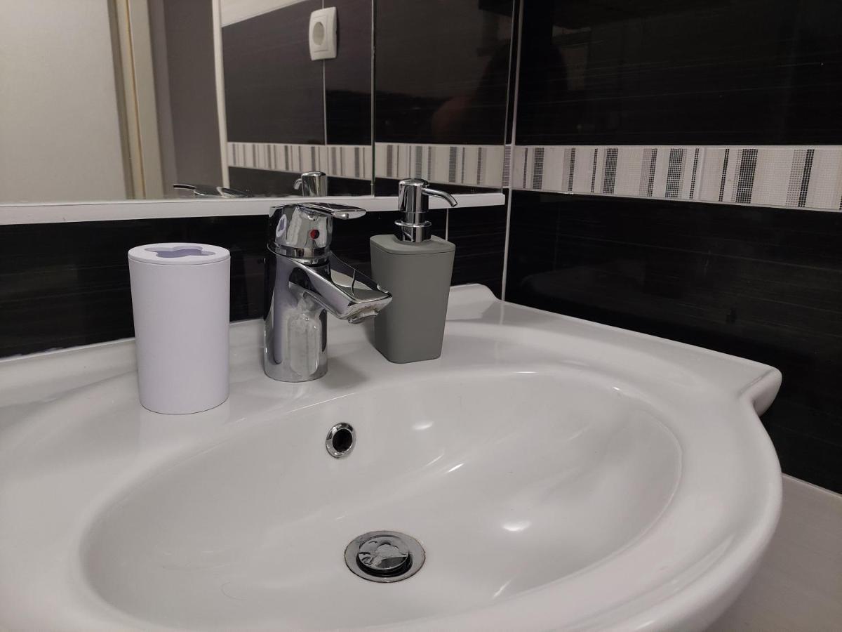 Apartman Zrina Ostro クラリェヴィツァ エクステリア 写真